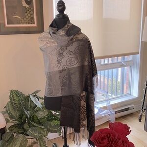 Kaleidos Moda  from Italy magnificent pashmina in beautiful design w/ fringe